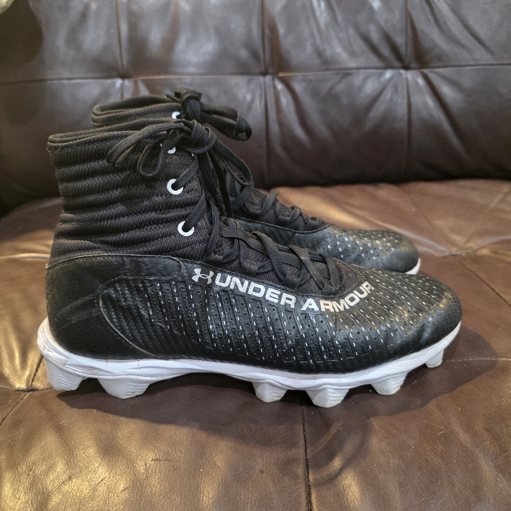 Under Armour Black Football Cleats - Picture 3 of 4